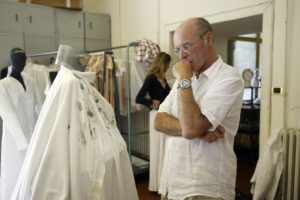 Anselm Kiefer nella sartoria del San Carlo