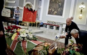 Sorrisi e commozione per l'ultimo saluto a Paolo De Crescenzo