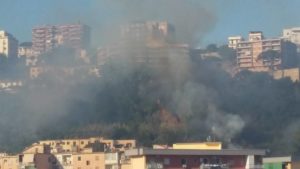 La Campania tra i roghi. Incendi a Napoli zona Fuorigrotta (video)