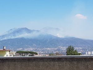 Ancora fiamme sul Vesuvio. Brucia anche Posillipo