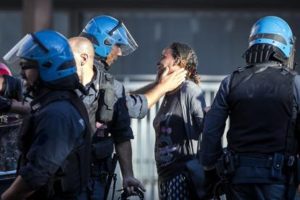 Roma, scontri tra migranti e forze dell'ordine