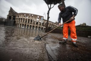 Maltempo su tutta Italia. Prorogata l'allerta meteo. Disagi a Napoli
