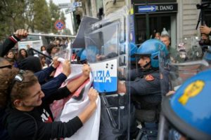 Proteste G7, scontri tra manifestanti e polizia
