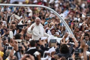 Papa Francesco in Cile, un oggetto lanciato dalla folla lo sfiora