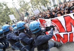 Proteste G7, scontri tra manifestanti e polizia