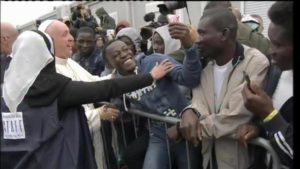 Papa Francesco incontra i migranti all'Hub di Bologna