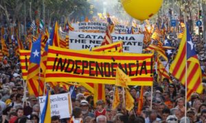 Catalogna, "si" all'indipendenza. Madrid attiva l'articolo 155