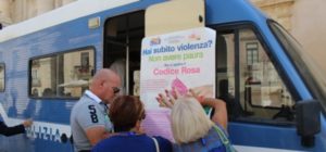 Violenza sulle donne, il camper rosa fa tappa a Scampia