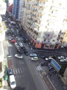 Chiude la Galleria Laziale per caduta calcinacci: caos e traffico deviato