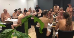 A Parigi il nuovo locale per i nudisti. Anche in Italia locali simili