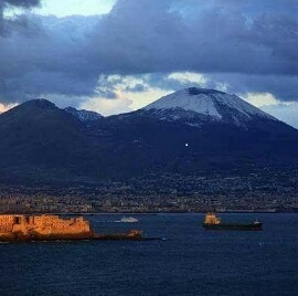 Maltempo e disagi a Napoli. Pioggia, freddo e neve sul Vesuvio 