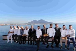 I pizzaioli di Napoli contro il cancro con il calendario delle “Centenarie”.