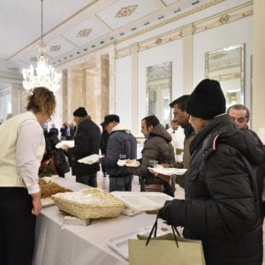 Pranzo di Natale per i poveri nel Foyer del Teatro San Carlo