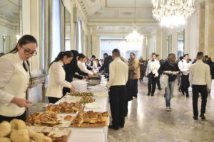 Pranzo di Natale per i poveri nel Foyer del Teatro San Carlo