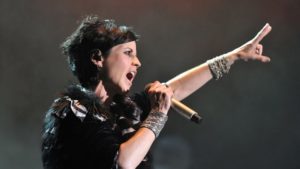 Lo ha riferito in una nota Lindsey Holmes, manager dell'artista, che nel 2017 aveva annullato il tour europeo: "Dolores O'Riordan è scomparsa all'improvviso a Londra, i familiari sono devastati. Aveva 46 anni.