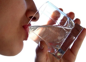 Bere acqua aiuta a combattere stanchezza e stress