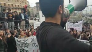 Liceo Caccioppoli, studenti in piazza contro i raid: "Non molliamo"