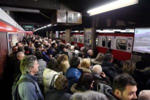 ANM, caos metrò: polizia libera binari e treni ripartono dopo 7 ore