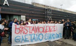 Napoli, in centinaia alla marcia di Scampia contro le baby gang