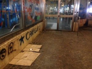 Napoli, Fuorigrotta degrado piazza Italia: «Per l’Epifania ridateci le giostre»