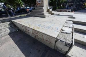 Napoli, Fuorigrotta degrado piazza Italia: «Per l’Epifania ridateci le giostre»