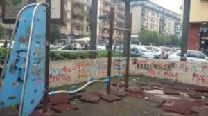 Napoli, Fuorigrotta degrado piazza Italia: «Per l’Epifania ridateci le giostre»