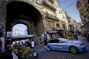 Cronaca di Napoli, Porta Nolana: blitz contro ambulanti abusivi