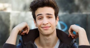 Ma a farne le spese di questo cambiamento, potrebbe essere proprio Patrizio e il suo rapporto ormai compromesso con Rossella. Sebbene si siano lasciati da diverse settimane, sembrava esserci ancora qualche speranza di ricongiungimento, almeno fino a qualche puntata fa. Ma negli ultimi giorni, la studentessa ha dato l'impressione di avere ben altro in mente, concentrata più che altro nei problemi di salute di Diego. E questa sera la complicità tra i due apparirà ancora più evidente: dall'amicizia all'amore il passo sarà breve?