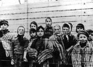 Polonia, approvata legge sull'Olocausto. "Nessuna responsabilità per i campi di sterminio"
