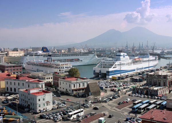 Porto di Napoli, lascia figlie a imbarco: trovato ubriaco