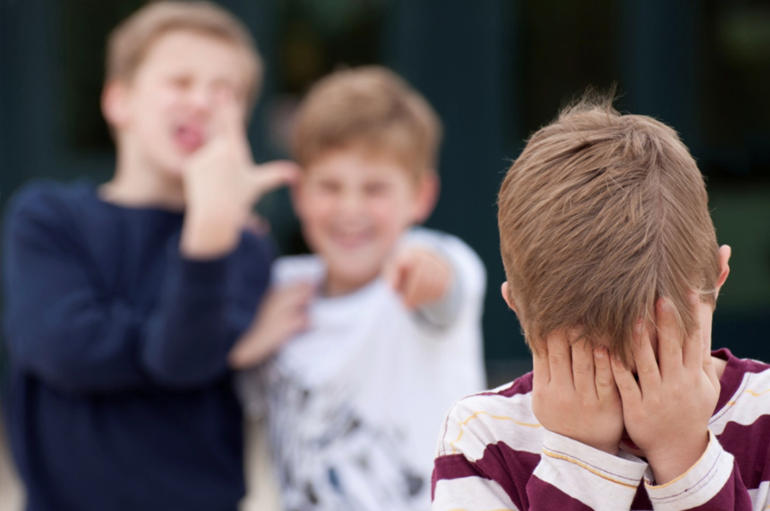 Torre del Greco, caso di bullismo: un bimbo di 7 anni lascia la scuola