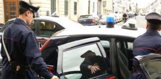 Pozzuoli, tenta una rapina armato di bastone in una parafarmacia di Via De Curtis