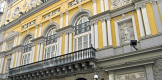 Teatro Bellini, giovane attrice si suicida nella struttura