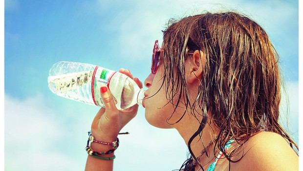 Iperidratazione, bere troppa acqua fa male. Ma quanto bisogna bere?