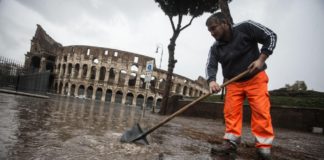 Maltempo su tutta Italia. Prorogata l'allerta meteo. Disagi a Napoli