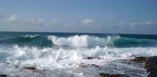 Palinuro, mare mosso: salvati madre e figlio