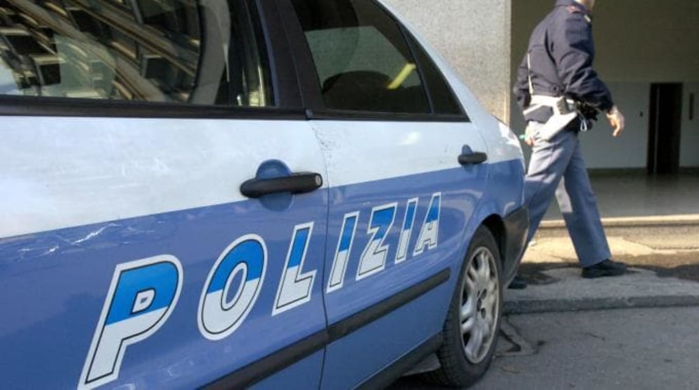 Cronaca di Napoli, clandestino scappa sui tetti e lancia sassi alla Polizia