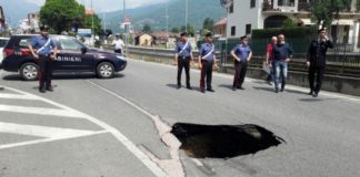Maltempo a Napoli, la pioggia fa aprire una voragine al Vomero