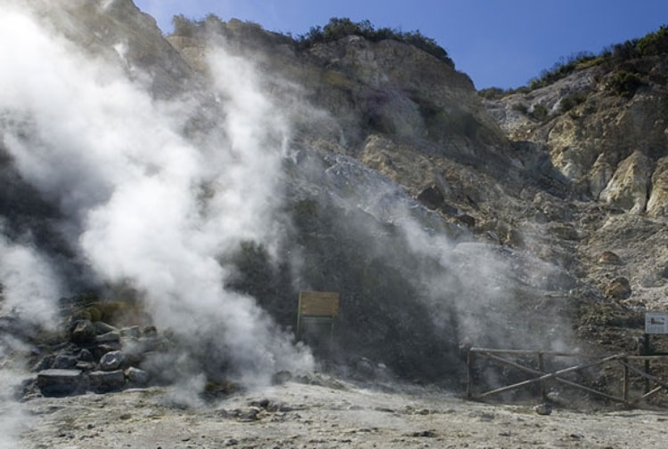 Campi Flegrei, aumentato il tremore sismico delle fumarole