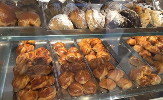 Per San Valentino in omaggio i Cuori di Sfogliatella di Napoli per sostenere Telefono rosa