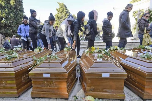 News Salerno. Celebrati funerali delle migranti trovate morte sulla Cantabria