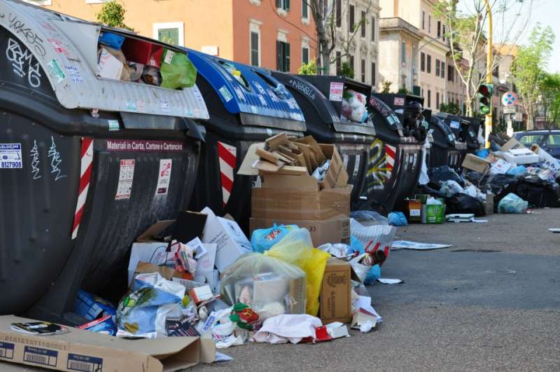 Emergenza rifiuti, il sindaco Antonio Poziello: “Giugliano non sarà la discarica di Napoli, basta idioti che ficcano rifiuti in una buca. Non subiremo le decisioni di De Magistris sulla spazzatura”