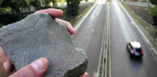 Pietre lanciate contro un'auto, a bordo una bambina di 3 mesi