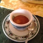 Napoli, serve caffè da una finestra. Multati titolare, clienti e locale chiuso 5 giorni