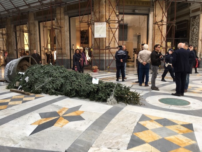 Napoli, torna l’albero di Natale in Galleria Umberto: struttura in metallo per fermare i vandali