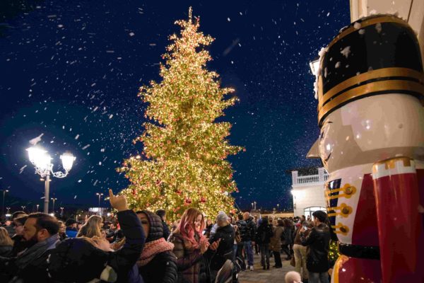 Festa dell'Immacolata, a La Reggia Designer Outlet arriva la magica nevicata Festa dell'Immacolata, a La Reggia Designer Outlet arriva la magica nevicata
