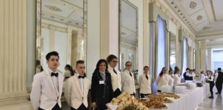 Pranzo di Natale per i poveri nel Foyer del Teatro San Carlo