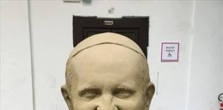 Papa Francesco conquistato dal 'presepe di sabbia' di Salerno