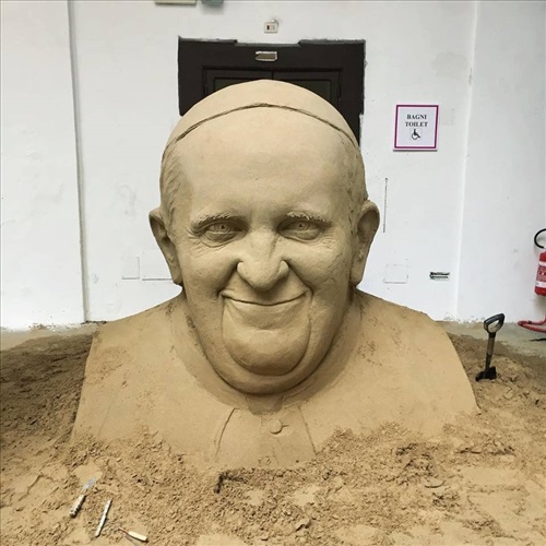 Papa Francesco conquistato dal 'presepe di sabbia' di Salerno