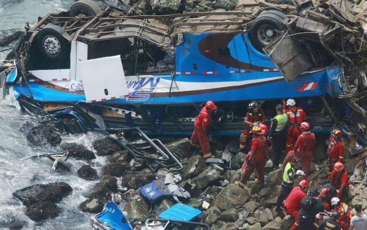 Perù, bus precipita in un burrone: almeno 48 morti